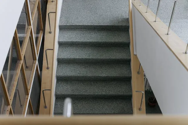 Professionell trappstädning med miljövänliga metoder för en ren och inbjudande fastighet.